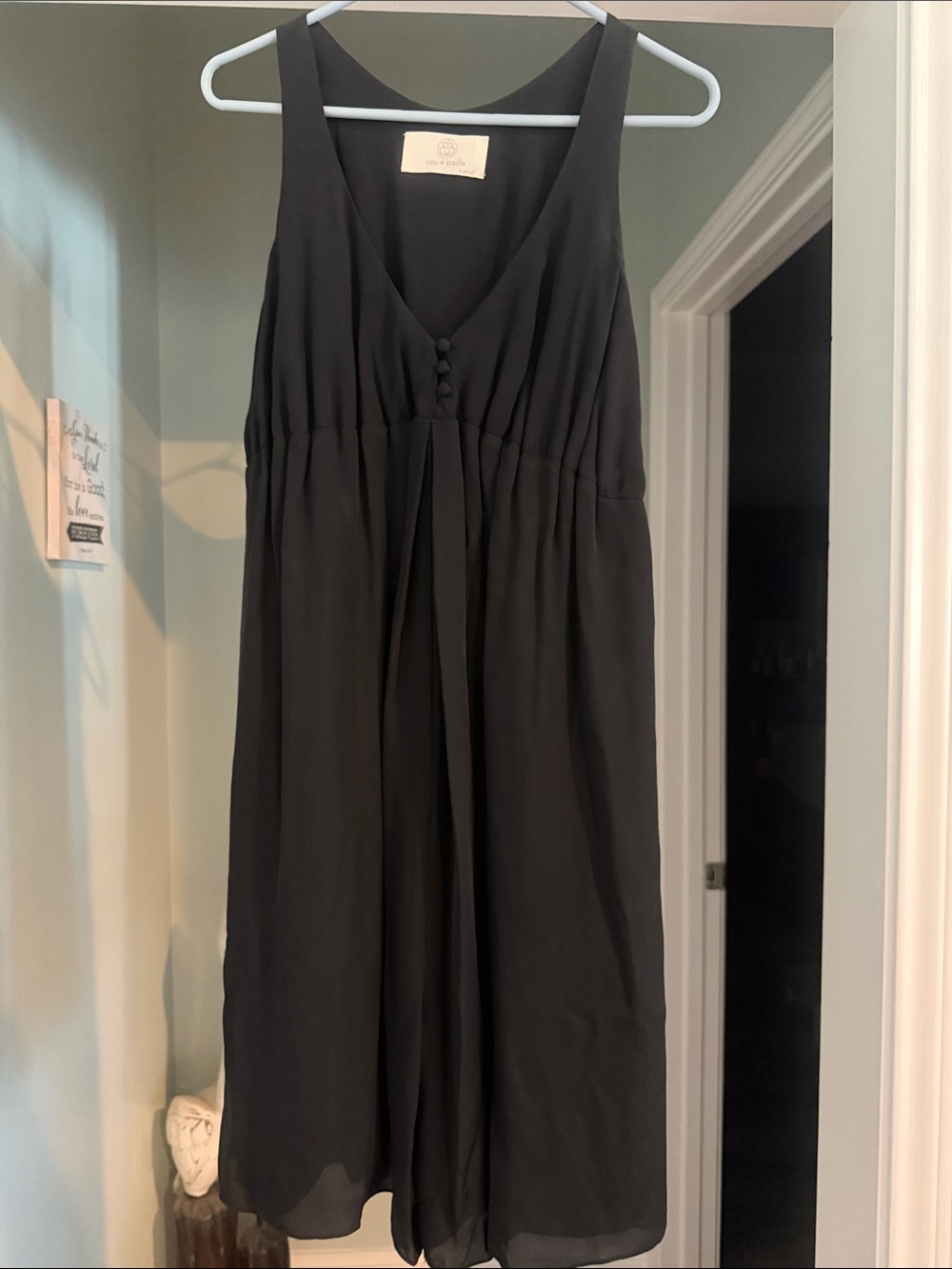 I’m -+ basis Black Sleeveless V-Neck Midi Scort - Casual Elegance